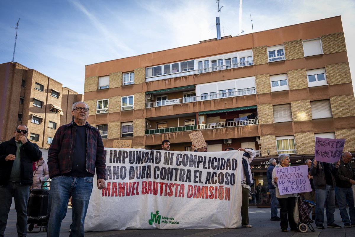 Pleno extraordinario hoy en Móstoles.
Una mujer ha denunciado acoso sexual y laboral.
Y el alcalde se limita a declararse inocente en lugar de apartarse para no dañar la institución.

Ni una palabra sobre asumir responsabilidades. Ni una dimisión.