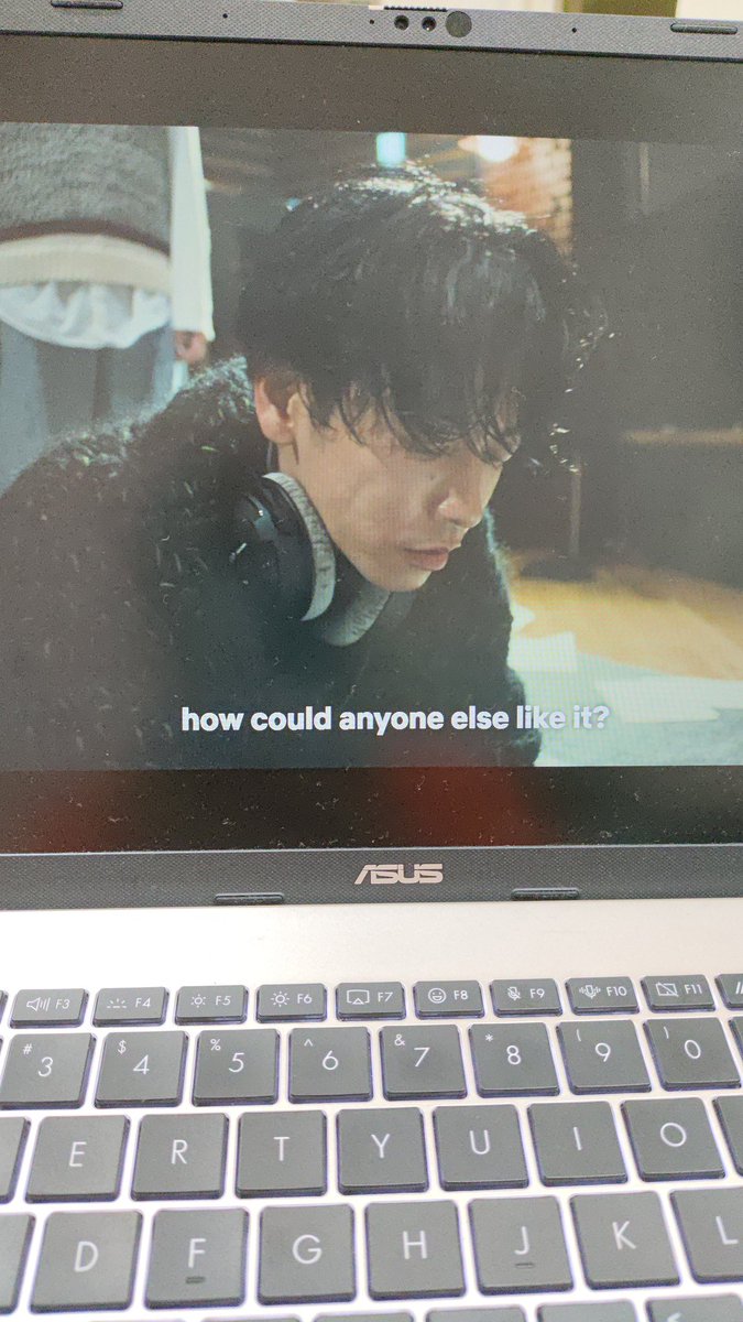 magicalshun's tweet photo. @mopusando samaa, rebahan sambil nonton netflix akuu https://t.co/KkzPfMyA8j