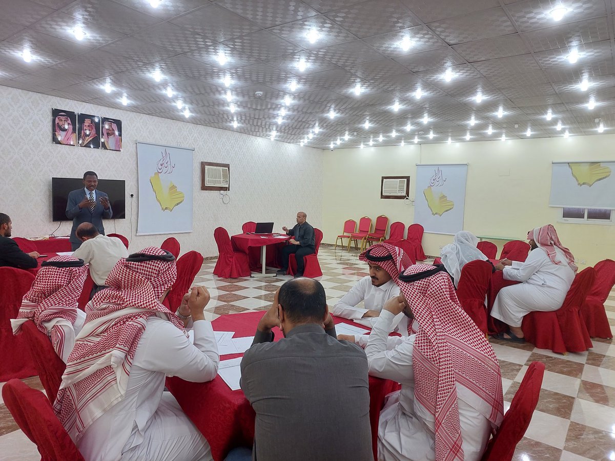 #صور | 
انطلاقا من تحقيق الهدف الإستراتيجي الثامن 
【تنمية الموارد البشرية لرفع مستوى أدائهم 】
أقامت المدرسة ورشة عمل بعنوان ( مجتمعات التعلم المهنية ) .
#طموحٌ_للريادة 
#مدارس_الطموح_الأهلية 
#تعليم_مكه