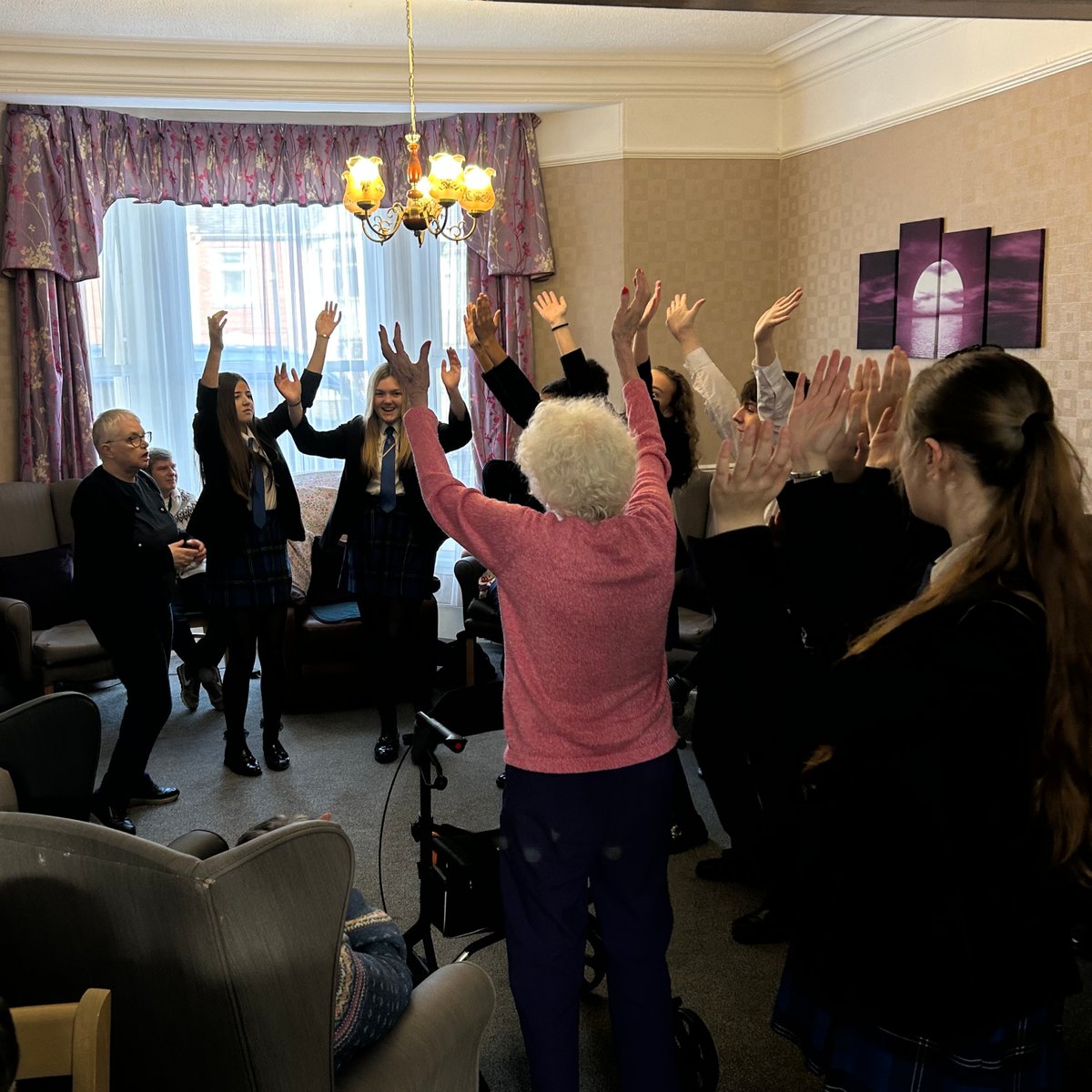 StokeDamerelCC's tweet photo. 💛 Making a difference! Our students spent a fantastic morning at Two Trees Care Home, chatting, singing, dancing &amp; playing games with residents.

#CommunitySpirit #StudentVolunteers #GivingBack #SportsStudents https://t.co/BsZsokQpTd