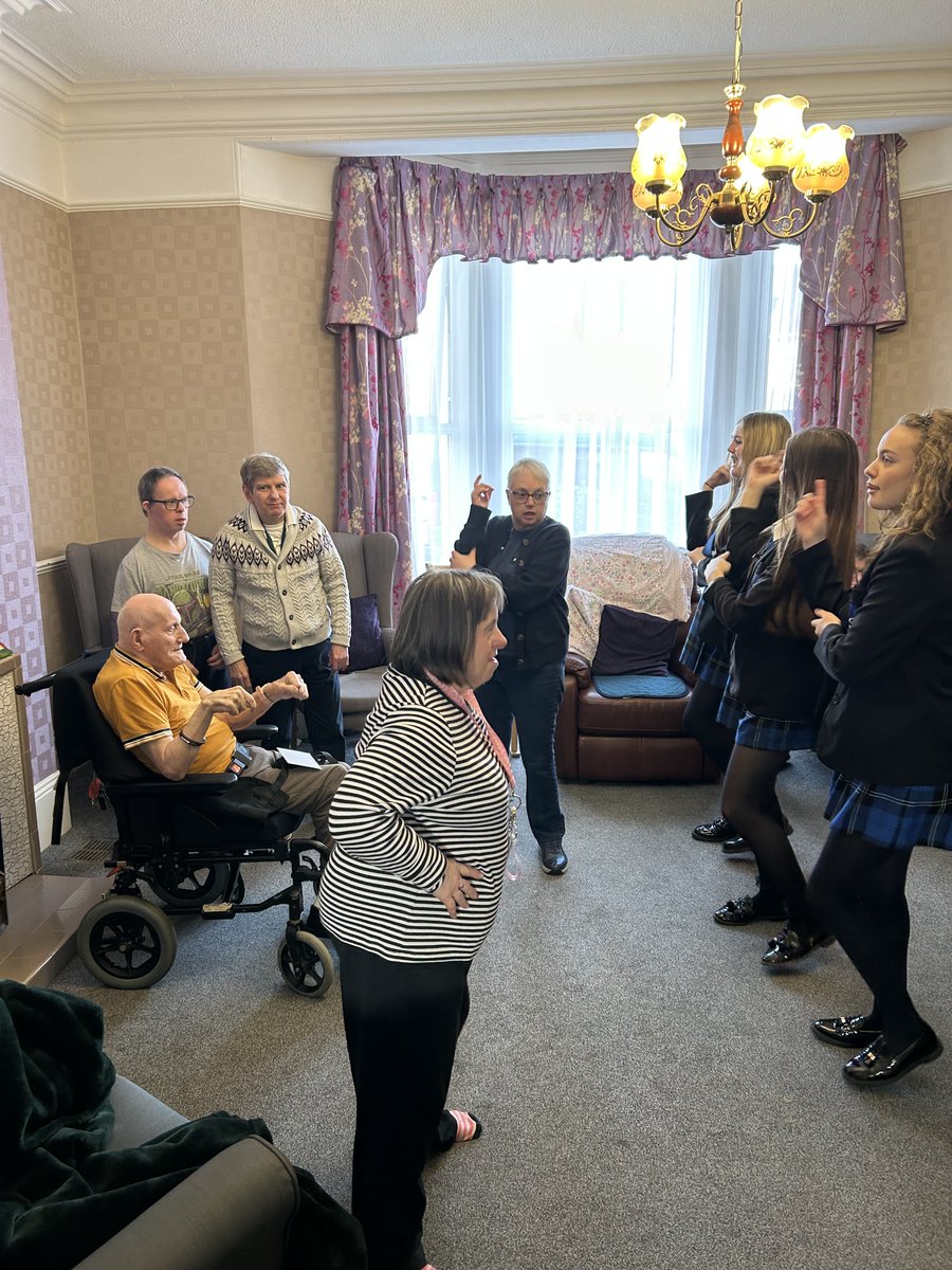 StokeDamerelCC's tweet photo. 💛 Making a difference! Our students spent a fantastic morning at Two Trees Care Home, chatting, singing, dancing &amp; playing games with residents.

#CommunitySpirit #StudentVolunteers #GivingBack #SportsStudents https://t.co/BsZsokQpTd