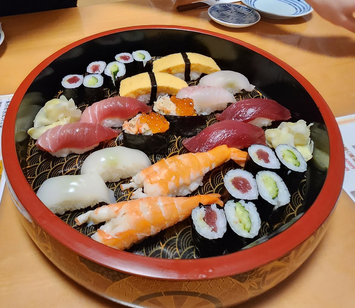 7pbe_chan's tweet photo. これで4000円って妥当なの？？  サーモンすらねえじゃん...... https://t.co/mYejfbnTf3