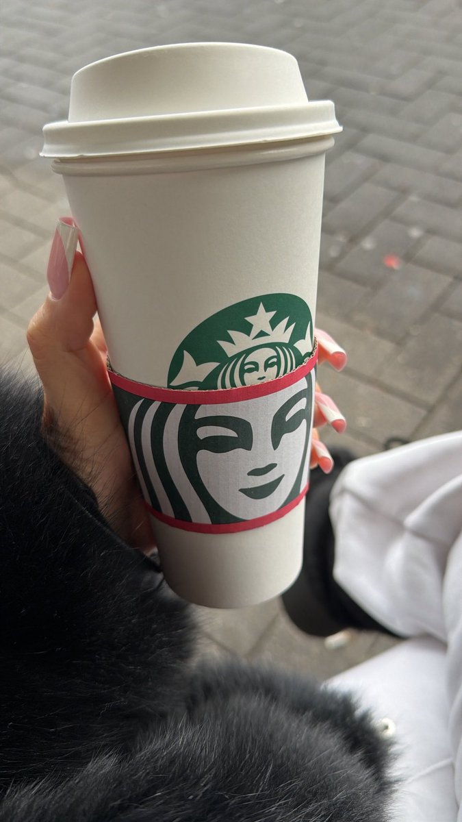 Meine nails und mein Kaffee wird natürlich auch schön brav übernommen! 
Mach dich nützlich opfer