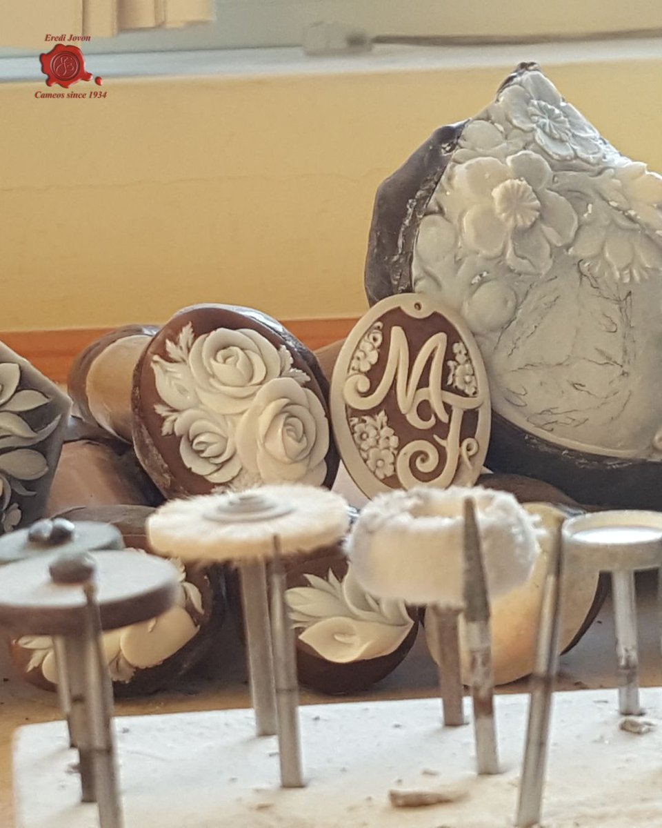 Eredijovon's tweet photo. Hands, tools, and quiet patience: behind every cameo there is a gesture, repeated until it becomes tradition.

https://t.co/Kos9SRiEE3

#ErediJovon #Venezia #Venice #Cameo #Cammeo #MadeInVenice #Rialto https://t.co/baVMYXMGwk
