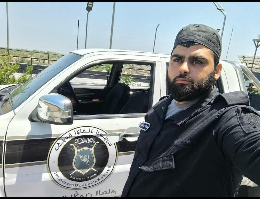 مصدر أمني رسمي :

📍استشهاد أحد عناصر قوى الأمن الداخلي باشتباكات مع ميليشيا "سرايا الجواد" قرب مدينة جبلة بريف اللاذقية 

 📍أسفرت العملية الأمنية عن تحييد أحد قادة ميليشيا "سرايا الجواد" واثنين من متزعميها 

صورة للشهيد "أبو محمد زردنة" أحد عناصر قوى الأمن تقبله الله ..