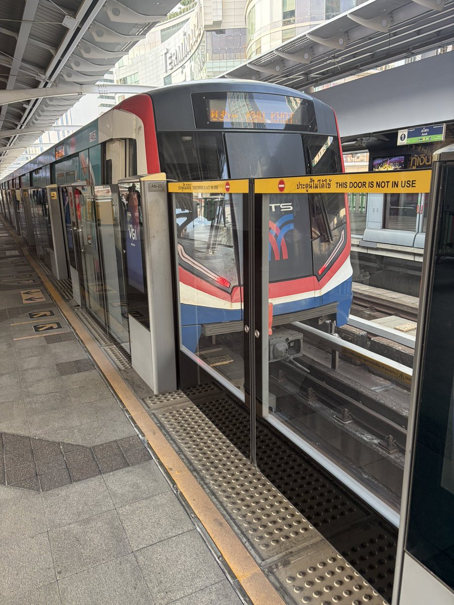 お土産買い出しでプロンポンのトップスへ。 帰りのBTSのカードがMRT