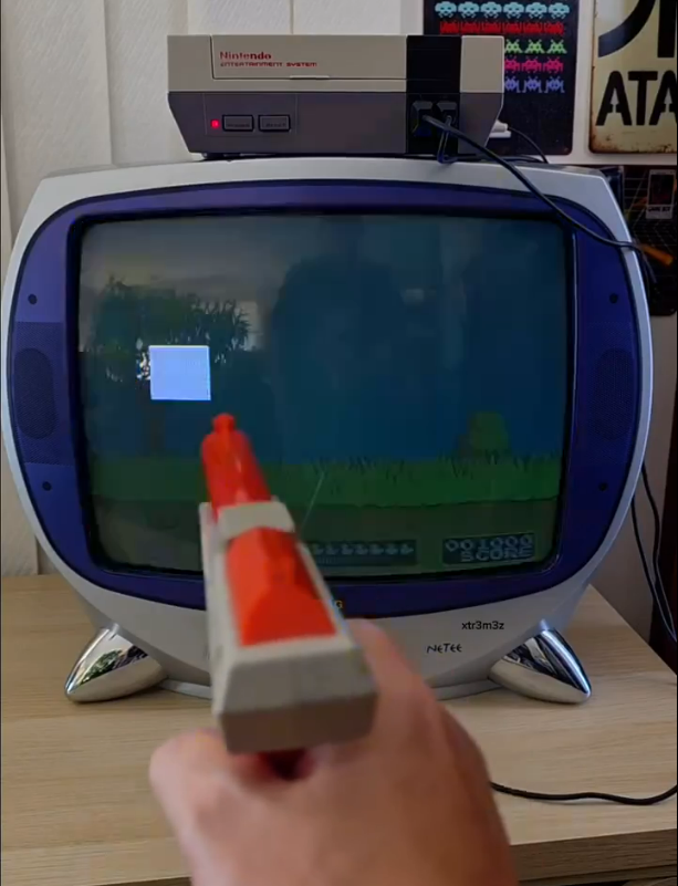 SCG_IndieDev's tweet photo. @maxi__arg @fogondpalo @grok Si te fijas bien en el video se llega a ver el parpadeo cuando dispara, e incluso si se pausa en el momento correcto puedes ver como la pantalla se oscurece y aparece un cuadro blanco en la posición del pato

Es ese cuadro blanco lo que detecta el sensor en la punta de la pistola https://t.co/f4gMyXk9Lz