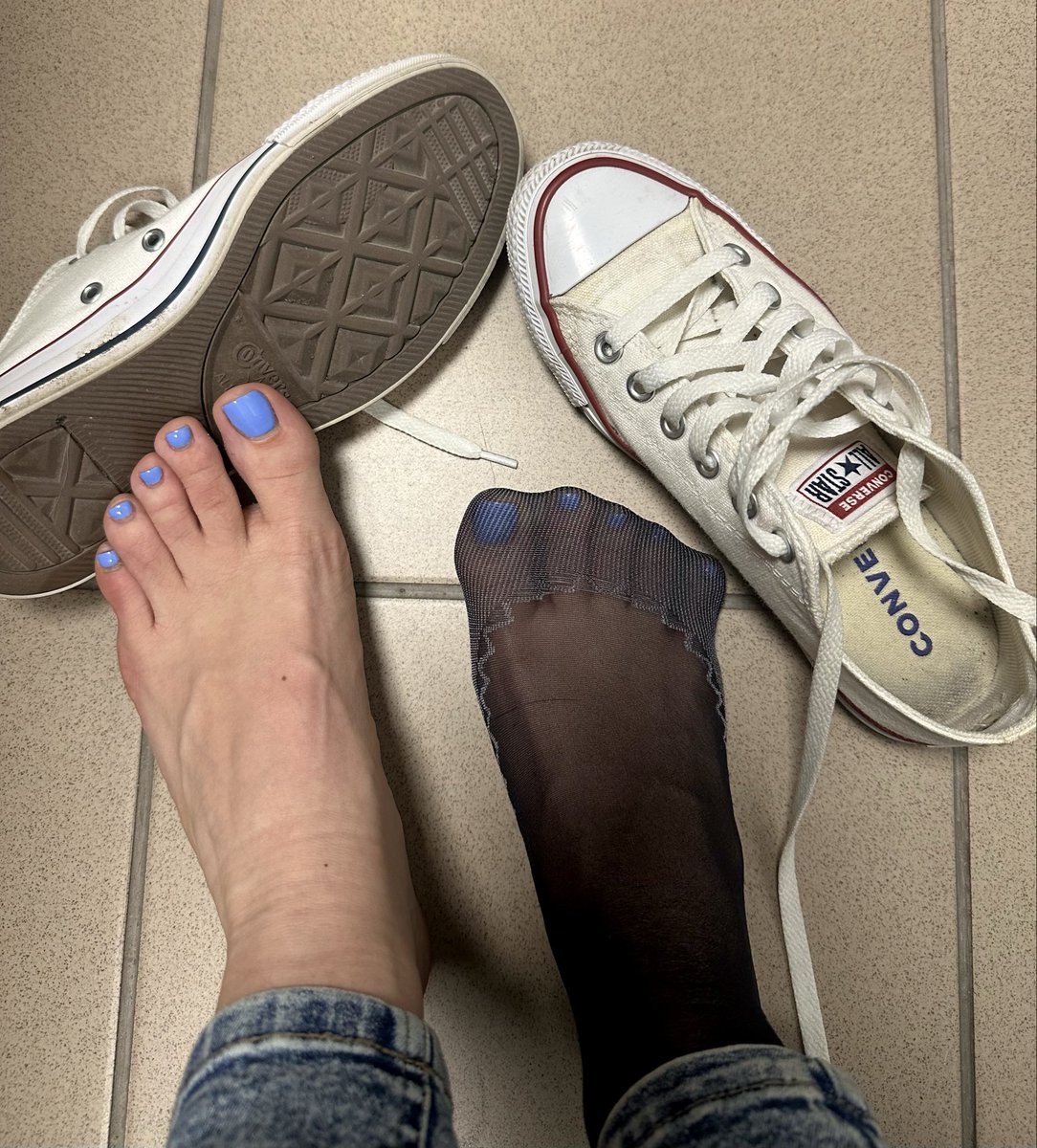 GoddessSander's tweet photo. Te czarne nylonki noszone od wczoraj w białych Conversach…🤍
wilgotne, pachnące Moją stopą i ciepłym środkiem trampka 😈💦
Jedna stopa chwilowo odpoczywa, druga wciąż w skarpetce – czujesz ten zapach ze zdjęcia?🔥
#sellsocks #usednylons #nylonfetish #footfetish #wornconverse
@rt_feet