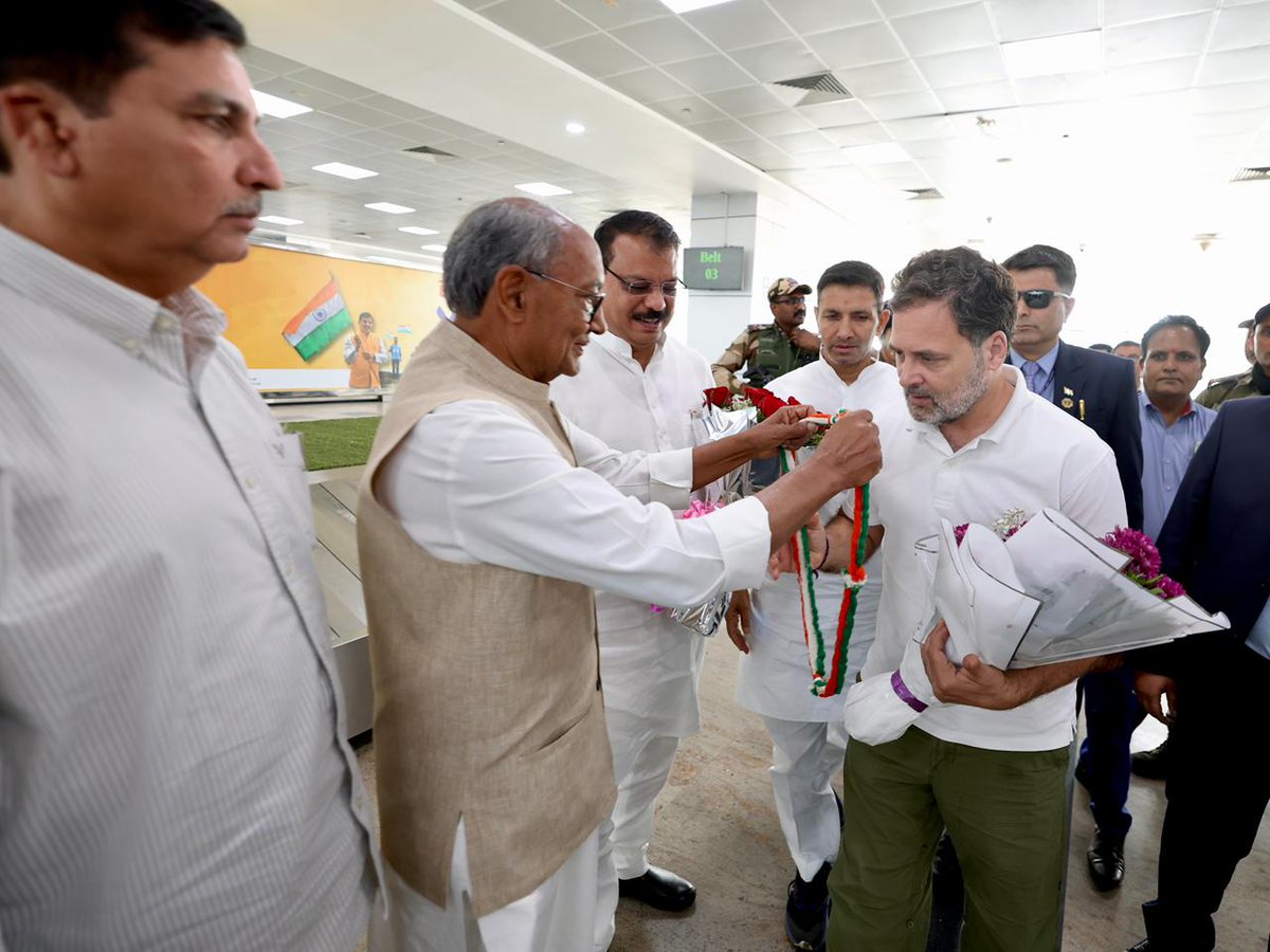 INCMP's tweet photo. कांग्रेस अध्यक्ष श्री @kharge जी और नेता विपक्ष श्री @RahulGandhi जी का भोपाल एयरपोर्ट पर सभी वरिष्ठ नेताओं ने स्वागत किया।

मल्लिकार्जुन खरगे जी और राहुल गांधी जी यहां 'कांग्रेस किसान सम्मेलन' में जनसभा को संबोधित करेंगे और किसानों के अधिकारों की आवाज बुलंद करेंगे। https://t.co/M4J28NlIq3