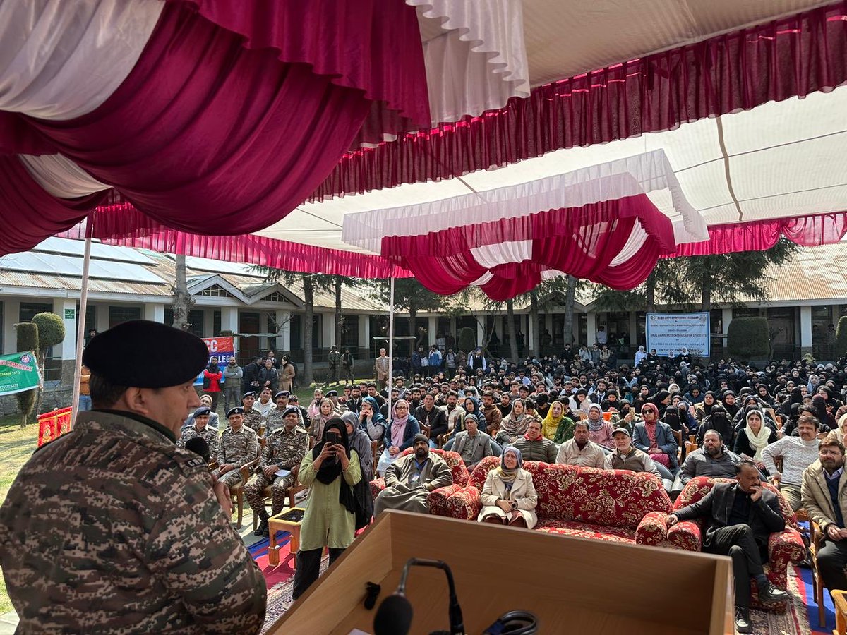 82bncrpf's tweet photo. 82 Bn conducted Drug Awareness Program at Islamiya College of Commerce and Science, Hawal in collaboration with Shifa Foundation as part of Drug Awareness Campaign. 600 to 650 students n staff took part. Pamphlets, posters n food packets distributed. https://t.co/XzGNk1MQTK