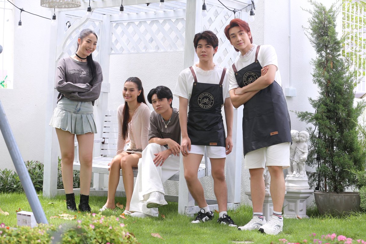Hello_asian's tweet photo. “มาสุ–ตี๋ ธนพล” เคมีหวานทั้งไทม์ไลน์! “Love Like A Bike ปั่นไปให้ถึงรัก” 
ปั่นหัวใจพร้อมกัน 2 มีนาคมนี้
#lovelikeabike
เรื่องย่อ + รายชื่อนักแสดง
https://t.co/CrVswYuO68

          เตรียมโดนยึดหน้าฟีดทั้งประเทศ! สำหรับซีรีส์วายโรแมนติก–ฟีลกู๊ด “LOVE LIKE A BIKE ปั่นไปให้ถึงรัก” จากค่าย S CLASS ENTERTAINMENT ของผู้จัดไฟแรง เอส–ธรรปพล ขันไชย พร้อมเสิร์ฟความอบอุ่นลงจอที่ช่อง 3 มาเปิดจักรวาลความรักกับเคมีใหม่ของพระเอก “มาสุ จรรยางค์ดีกุล” ที่ประเดิมเล่นซีรีส์วายครั้งแรก รับบท “นับหนึ่ง” จิตแพทย์หนุ่มอบอุ่นระดับพ่อไมโครเวฟ ที่จะมาฮีลใจคนดูทั้งจอ ประกบ “ตี๋–ธนพล จารุจิตรานนท์” รับบท “สายลม” คนไข้คนที่กลัวการสัมผัส แต่กลับแพ้ความอ่อนโยนของคุณหมอแบบไม่ทันตั้งตัว กลายเป็นความสัมพันธ์ที่ค่อย ๆ ใกล้จนเกินระยะปลอดภัย ทำเอาใจสั่น รับรองยิ่งดูยิ่งลุ้นแน่นอน