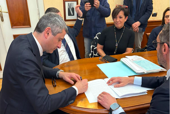 EAniballi's tweet photo. Guidonia – Alunna disabile discriminata dal Comune, il sindaco si scusa con la mamma e poi sfida le opposizioni in aula. Dirà chi ha sbagliato? https://t.co/YM9EC16J37 https://t.co/GXSTaBIrEZ