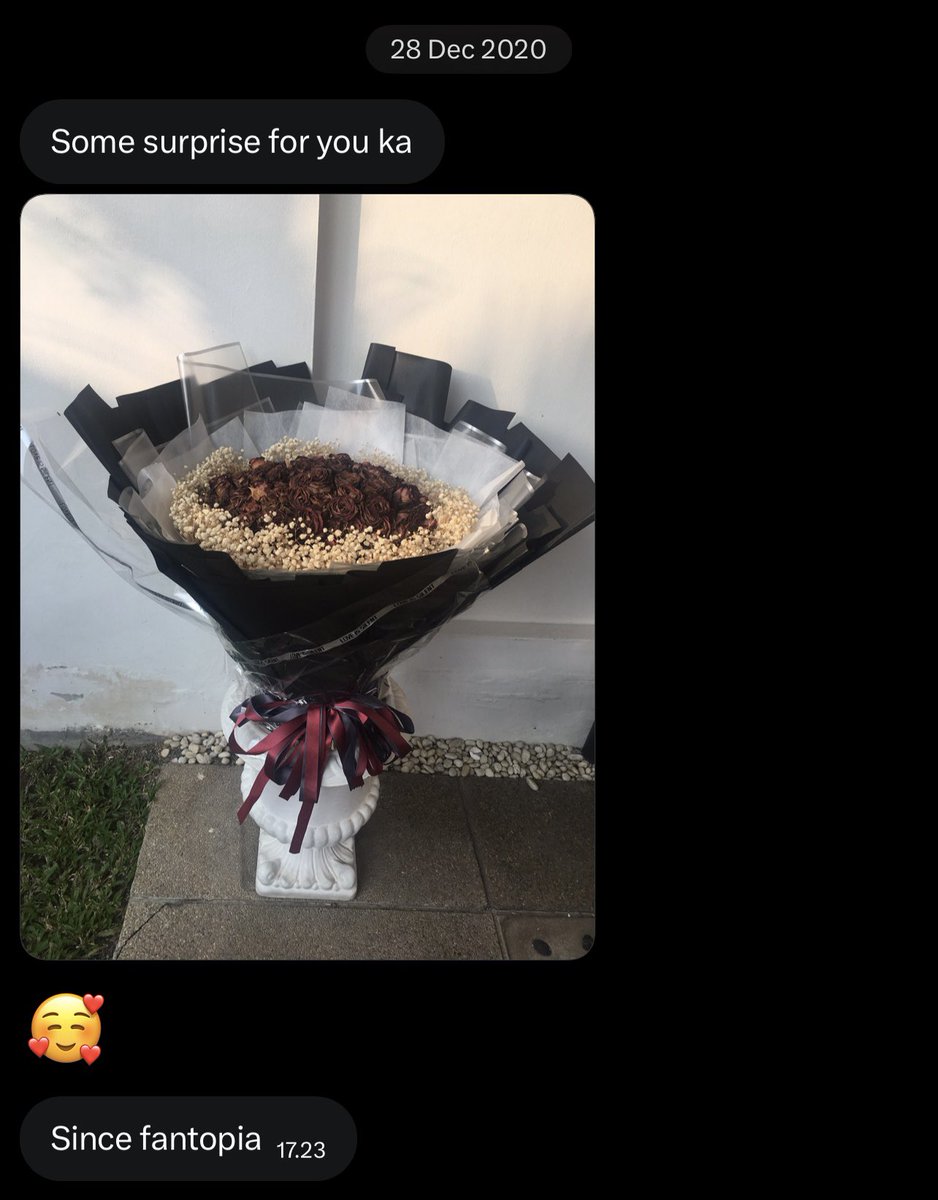 OHMETAWIN's tweet photo. another not so direct notice but i will never forget that when i was at my lowest, ohm indirectly cheered me up by indirectly letting me know that he kept the roses bouquet i gave him for months🥰🧡 https://t.co/RXGwbb27lP