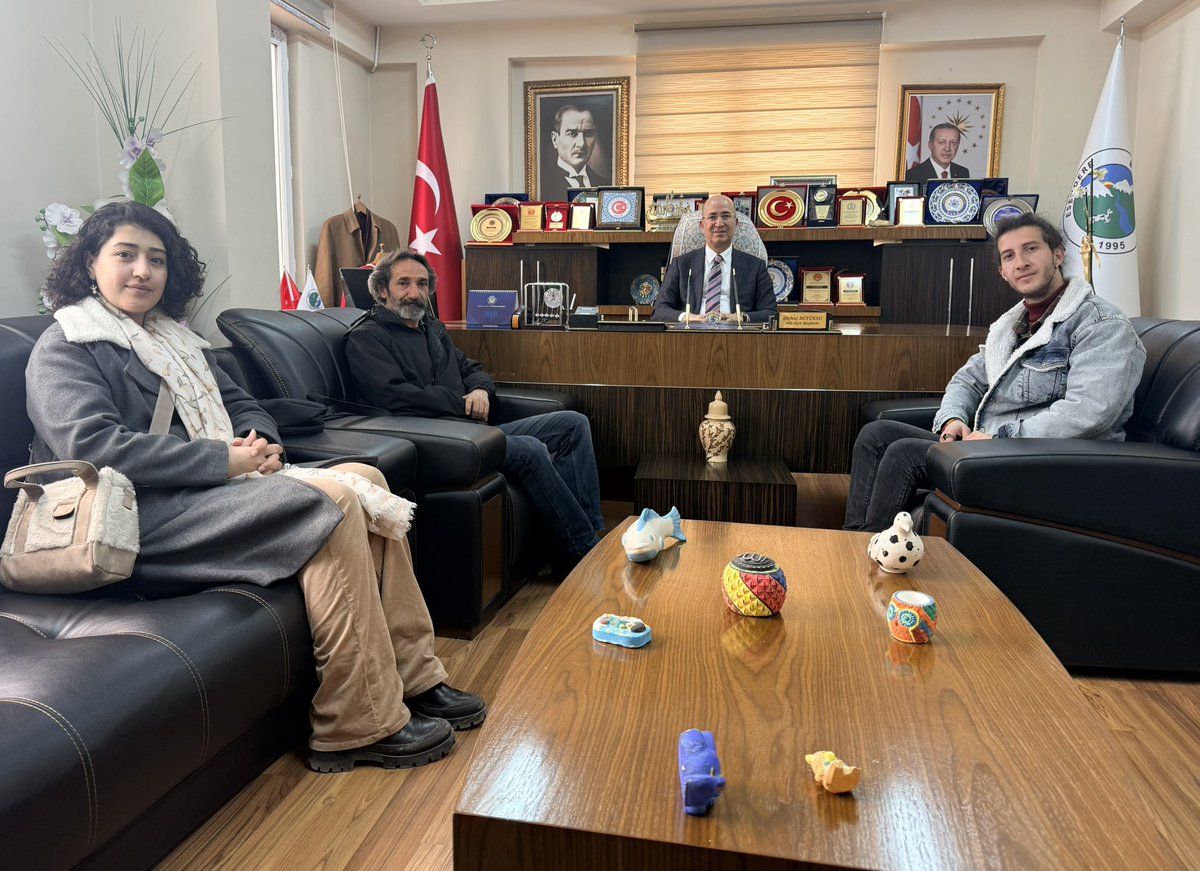 Asmin Sanat Tiyatrosu oyuncuları;  Şevki Uçer, Zeliş Arslan ve Ferdi Keği bizleri makamımızda ziyaret ettiler. 

‘’Bir milletin güzel söyleyiş kudreti, edebiyatında; edebiyatın da en canlı ifadesi, tiyatrosunda belli olur’’.

Ziyaretlerinden ve hoş sohbetlerinden dolayı