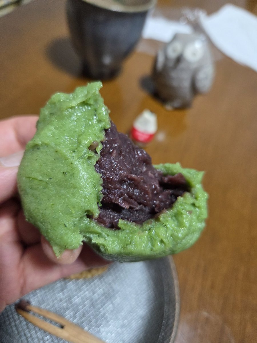 はためく｢くさもち｣のノボリに餡ココロがピコピコ反応。クルマを急停車