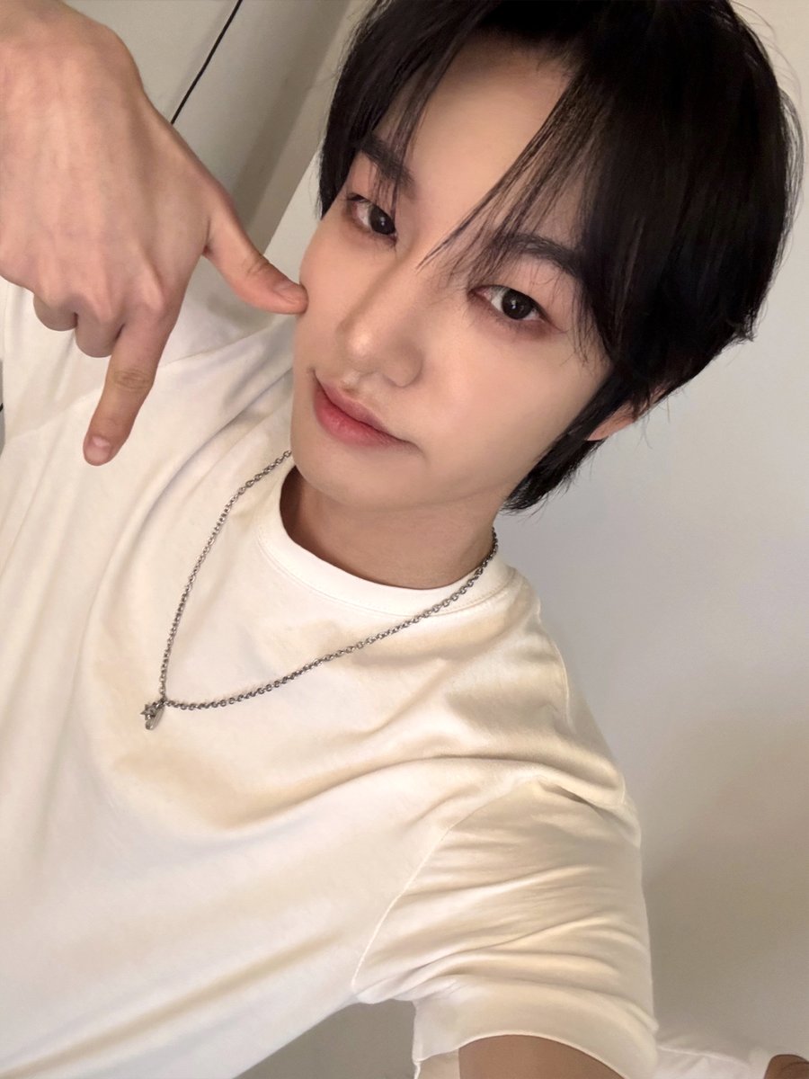 [🐈‍⬛]
✌🏻✌🏻👇🏻🫶🏻

#MCND #엠씨엔디 
#HUIJUN #휘준