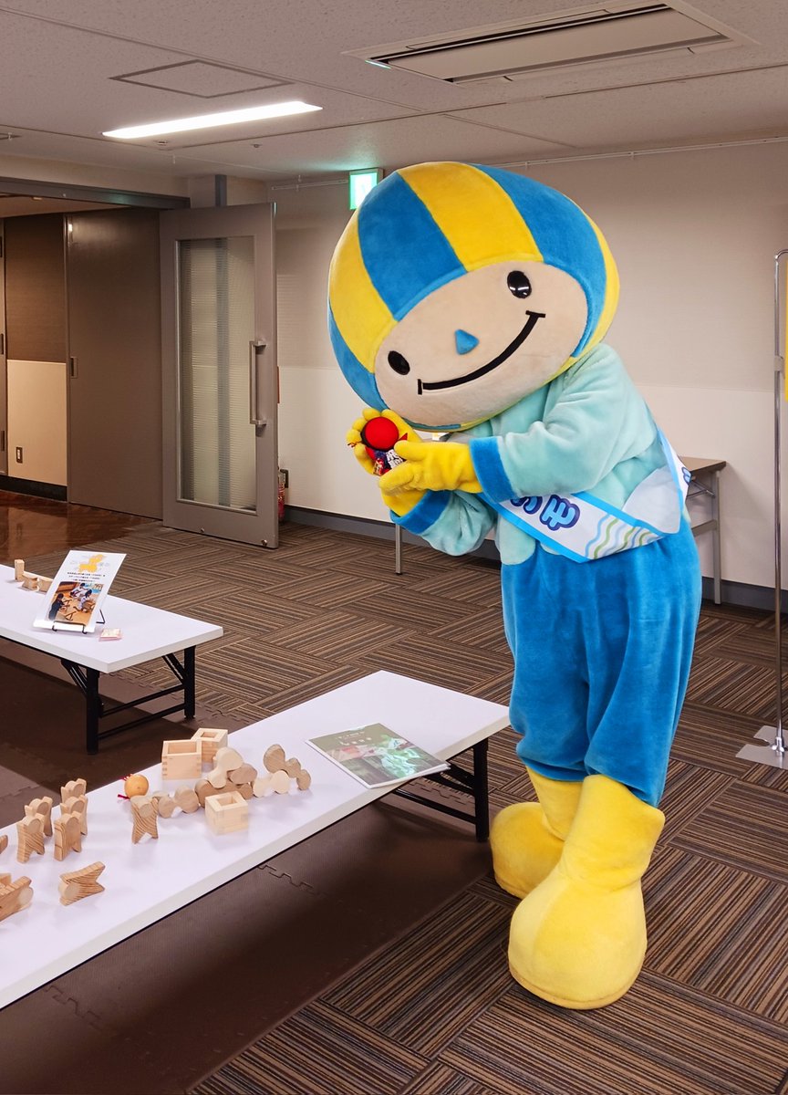 22nabikuma's tweet photo. #ミナモ
#ゆるキャラ
#岐���県
以前に有楽町交通会館岐阜県フェアでミナモに会うことが出来ました。
川の水面(みなも)に住む妖精で水色はきれいな川を黄色は太陽とみんなの笑顔をイメージしているそうです。 https://t.co/g6ooZtyaxf