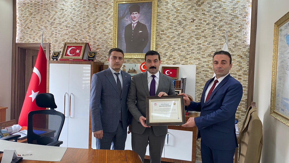 Kaymakamımız Muhammed Burak AKKÖZ, Vergi Haftası münasebetiyle Malmüdürü ve beraberinde personeli makamında kabul etti.
37. Vergi Haftası nedeniyle Kars Orman Müdürlüğüne, Kaymakamımız adına 5 adet fidan bağışı yapılarak, sertifikasını kendisine takdim...
facebook.com/tcarpacay/?loc…