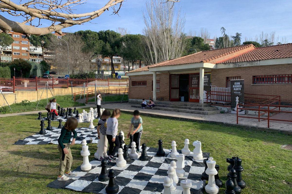 El ajedrez al aire libre: concentración, estrategia y diversión para aprender mientras disfrutamos del buen tiempo.