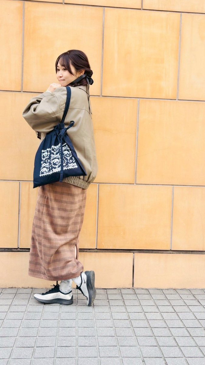 piyohina3ri's tweet photo. 出会ってしまった、
kidinosaur（キダイナソー）さんのオシャレな恐竜デザイン！！
実は恐竜や化石が好きな真仲です🦕

さりげなく身につけられる恐竜欲しかった😭
早速使ったら友達が撮ってくれたよありがとう✨
巾着みたくなるの可愛い…！ https://t.co/meXodgU6g8