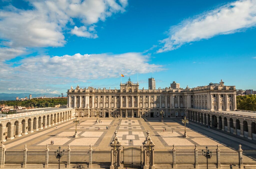 portaltriptips's tweet photo. Madrid - Um guia das principais atraÃ§Ãµes de Madrid
https://t.co/xugyyAcehe

#Barcelona #Destinos #Espanha #Europa https://t.co/AvSOhnJezu