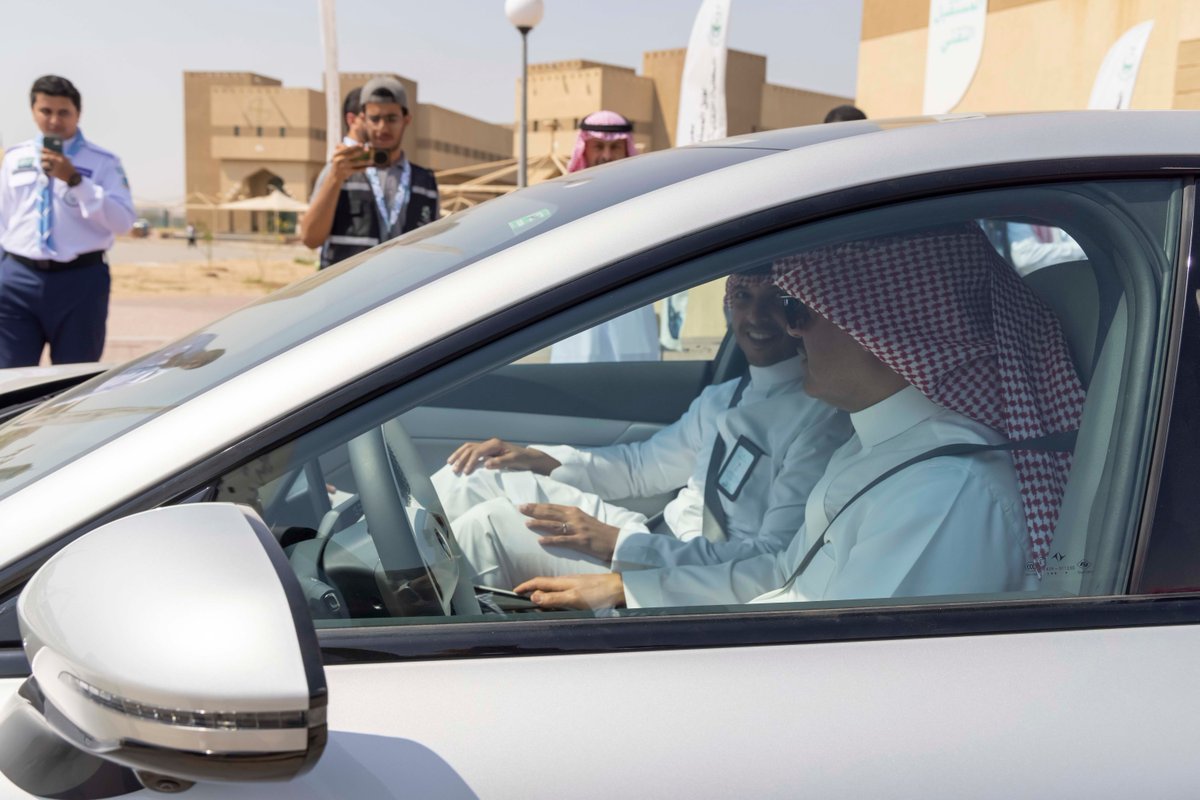 DongfengKSA's tweet photo. برعاية كريمة من مستشار خادم الحرمين الشريفين صاحب السمو الملكي الأمير خالد الفيصل، وبحضور سعادة الدكتور عادل الزنيدي نائب محافظ المؤسسة العامة للتدريب التقني والمهني، شاركت التوكيلات دونغ فينغ في معرض آفاق المستقبل التقني الذي أُقيم مؤخرًا في الكلية التقنية بمكة المكرمة، حيث اطّلع الزوّار على أحدث تقنيات صناعة السيارات، وفي مقدمتها تقنية المدى الممتد للقيادة (REEV)، إلى جانب استعراض أحدث طرازات دونغ فينغ في السوق السعودي، موديل 007.

#التوكيلات
#دونغ_فينغ