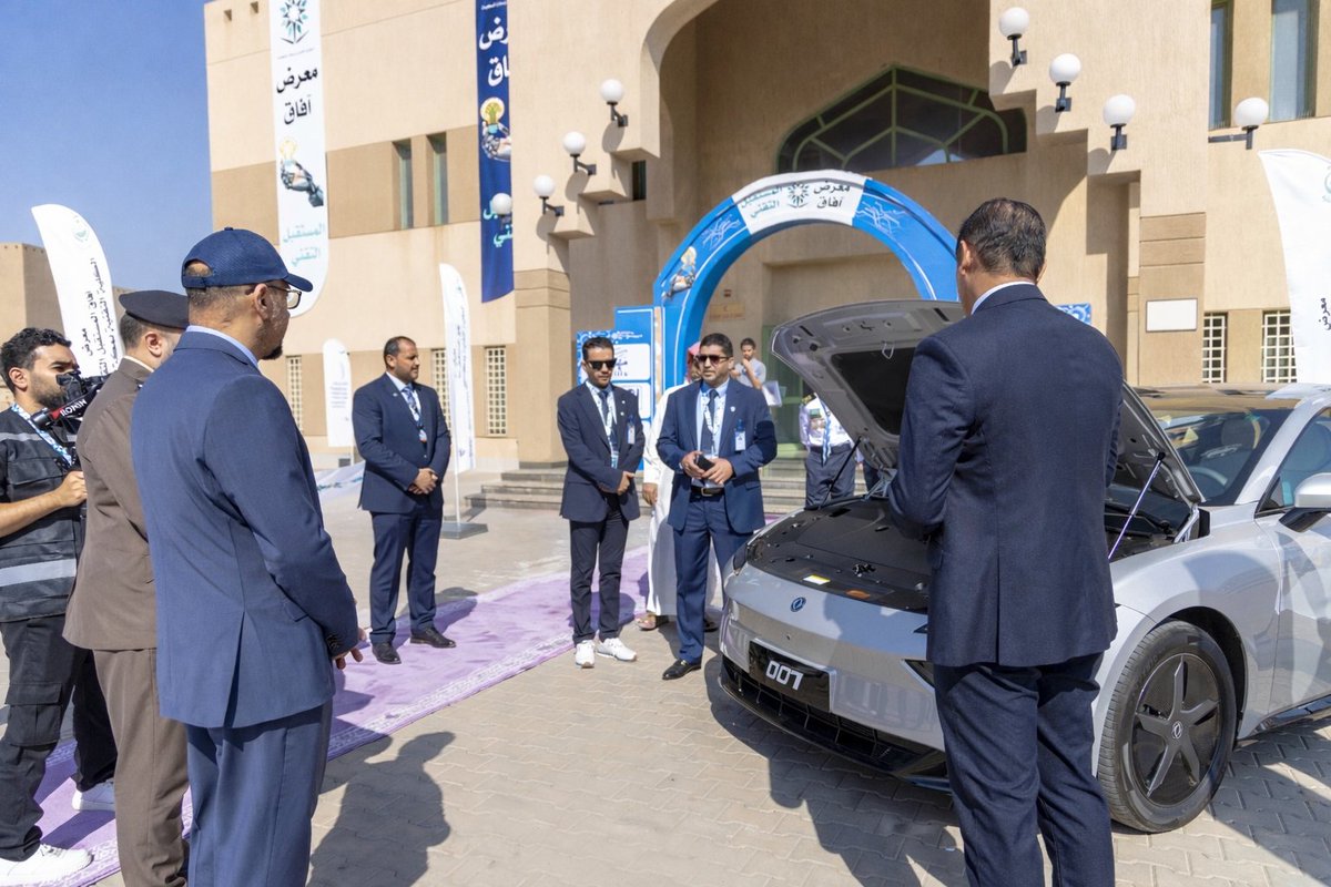 برعاية كريمة من مستشار خادم الحرمين الشريفين صاحب السمو الملكي الأمير خالد الفيصل، وبحضور سعادة الدكتور عادل الزنيدي نائب محافظ المؤسسة العامة للتدريب التقني والمهني، شاركت التوكيلات دونغ فينغ في معرض آفاق المستقبل التقني الذي أُقيم مؤخرًا في الكلية التقنية بمكة المكرمة، حيث