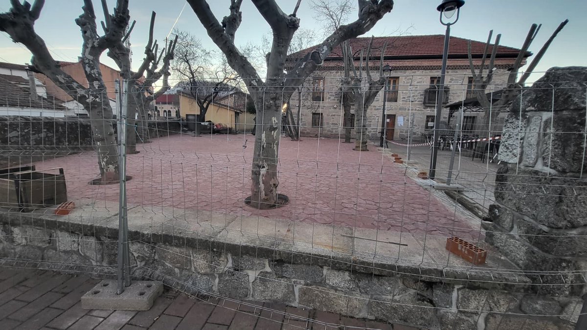 Paso a paso en embellecimiento del entorno del Hogar de Mayores: ya ha finalizado el solado con hormigón impreso en la zona del patio que era de arena. 🏗️
Logramos una superficie más uniforme, limpia y mejoramos la accesibilidad del conjunto.
buff.ly/dg9kV0R
#Moralzarzal