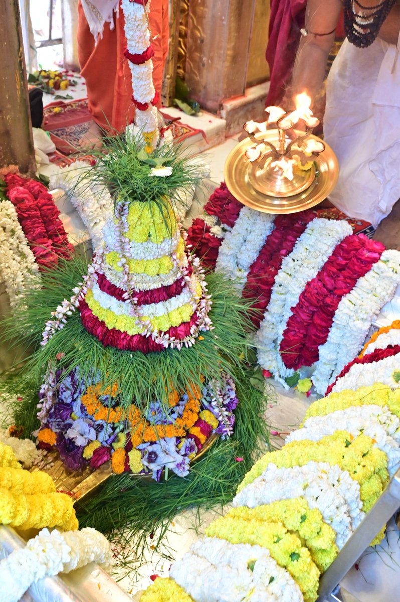 ShriVishwanath's tweet photo. श्री काशी विश्वनाथ जी की मध्यान्ह-भोग आरती I
#kashi #darshan #kashivishwanath #VishwanathDham #blessings https://t.co/CYJd6rPTKh