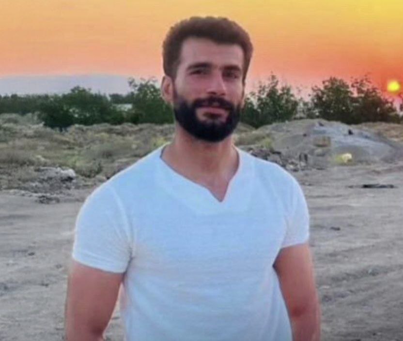 IranNewsAgency0's tweet photo. 🚨Don’t stop talking about Iran.
He’s facing execution  Farshad Mahmoudian

Farshad Mahmoudian is not a criminal. He’s an Iranian medal-winning boxer. An athlete. A fighter in the ring  not a threat to society.

He was arrested during Iran’s national uprising. His “crime”? Speaking out. Showing up. Refusing to stay silent.

He’s the head of his family. His sister has MS and depends on him. He went into hiding for a while, but eventually an informant identified him and he was arrested. Now he’s been transferred to Shahr-e Kord prison, reportedly for the execution of his sentence.

Execution. For a boxer.

This is what the Islamic Republic does. It doesn’t just jail people. It goes after athletes, workers, young men who dare to stand up. It tries to make examples out of them so everyone else stays afraid.

If you’re outside Iran and still treating this regime like a normal government, wake up. They are preparing to hang a national athlete for protesting.

Don’t let his name disappear. Don’t let this happen in silence.

Farshad Mahmoudian deserves to live.