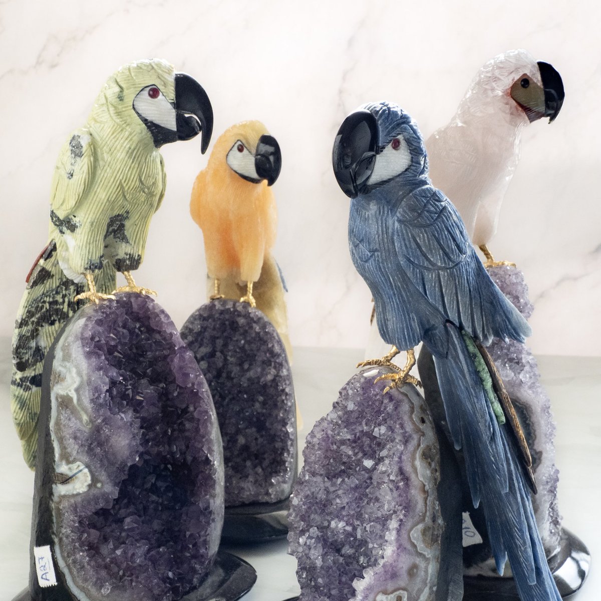 天然石　手彫りの鳥の置物　アメジスト　ローズクォーツ　ソーダライト他　可愛らしい ソーダライトやローズクォーツ、カルサイト。 名前だけ聞けば馴染み
