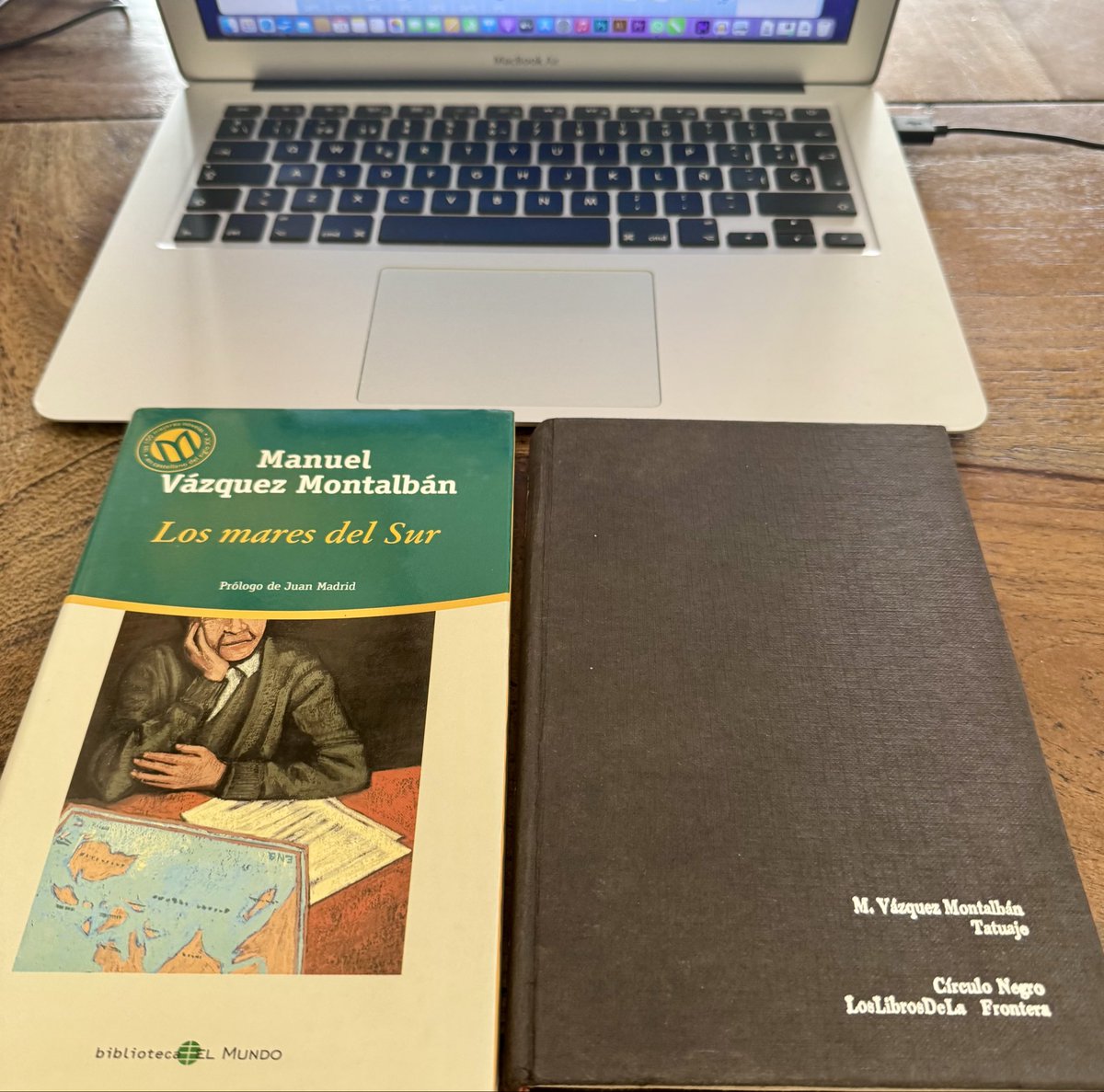 Me acaban de llegar estas dos novelas. Le he tomado el gusto a las librerías de segunda mano. Los libros y las letras son las mismas. Y funcionan muy bien.