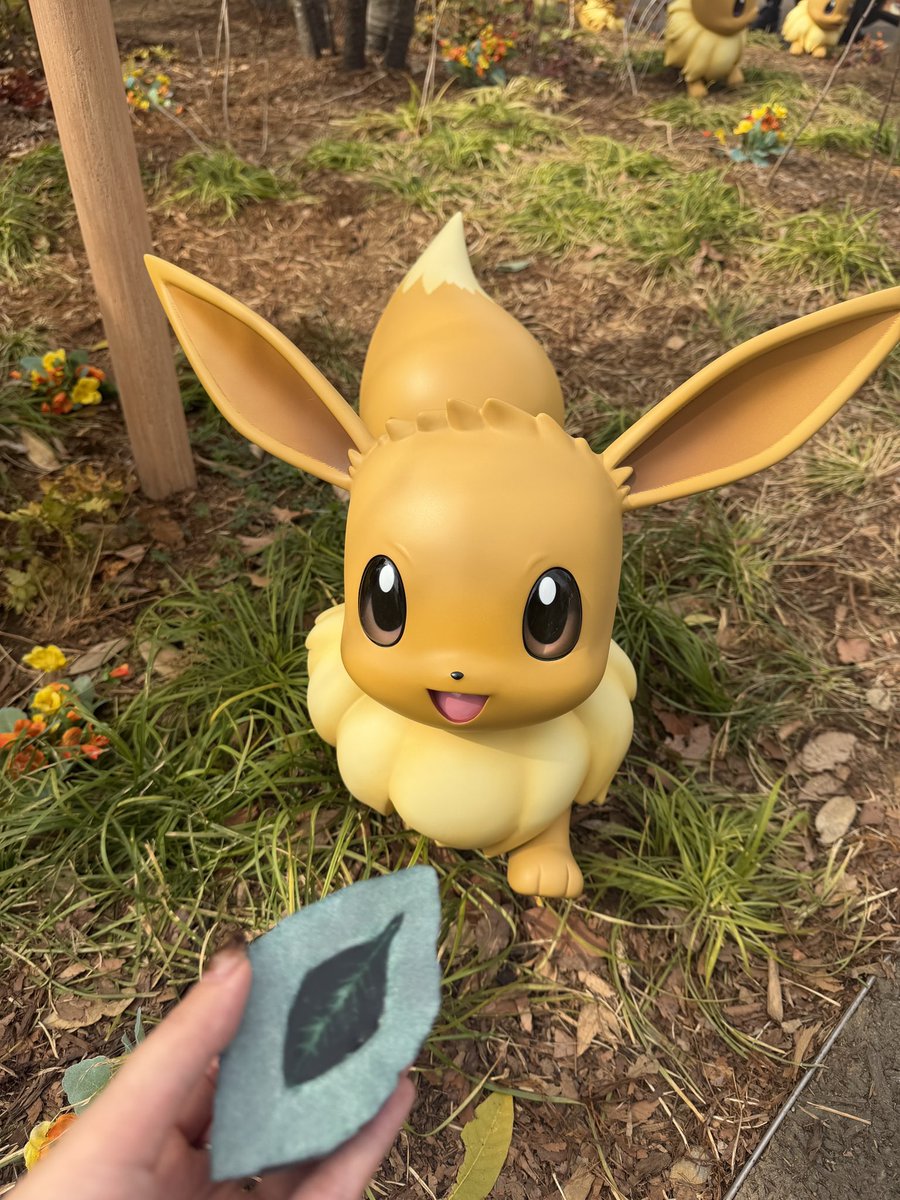 suo_pkm's tweet photo. 今日のポケパークﾊｲﾗｲﾄはイーブイにリーフの石与えながら写真撮ってた私を見て
「oh…！🫢 leaf stone…⁉︎HAHAHAHA!crazy‼︎wwwww」
って大はしゃぎしてた海外ニキ https://t.co/PLZ6XoZKEj