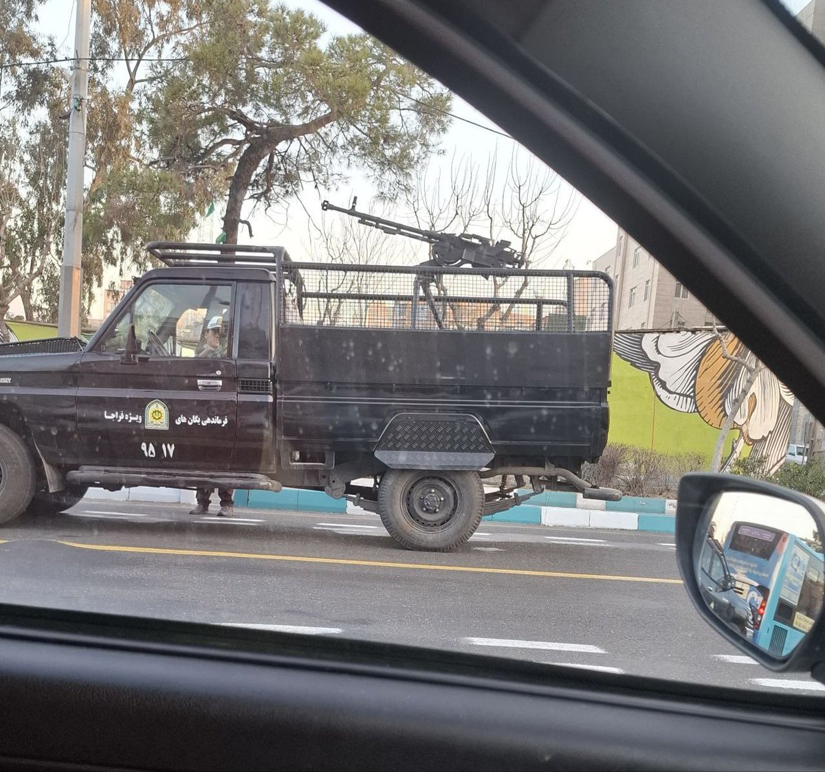 گویا نزدیک دانشگاه تهران تیربار آوردن 
از این حرومزاده‌ها هیچی بعید نیست 
صداشون باشیم.
#IranMassacre 
#KingRezaPahlavi