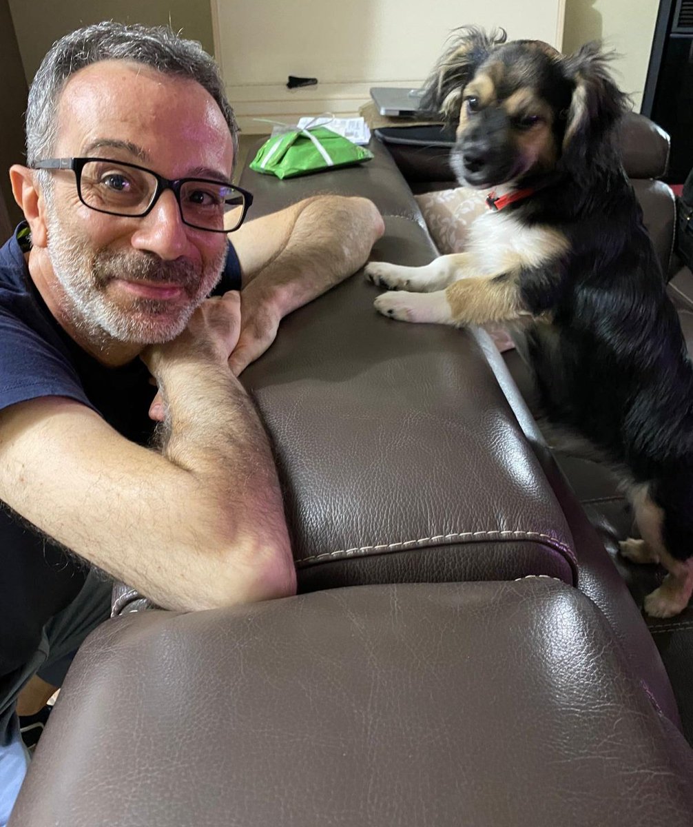 Io e Ciro tre anni fa. Ciro ha due grandi passioni: il cibo e la letteratura. Dopo averlo fatto mangiare, gli leggo qualche pagina di Carver o di Richard Ford. Lui si sdraia, tende l’orecchio e mugugna (si può dire mugugna dei cani?) come se si sentisse parte delle storie.