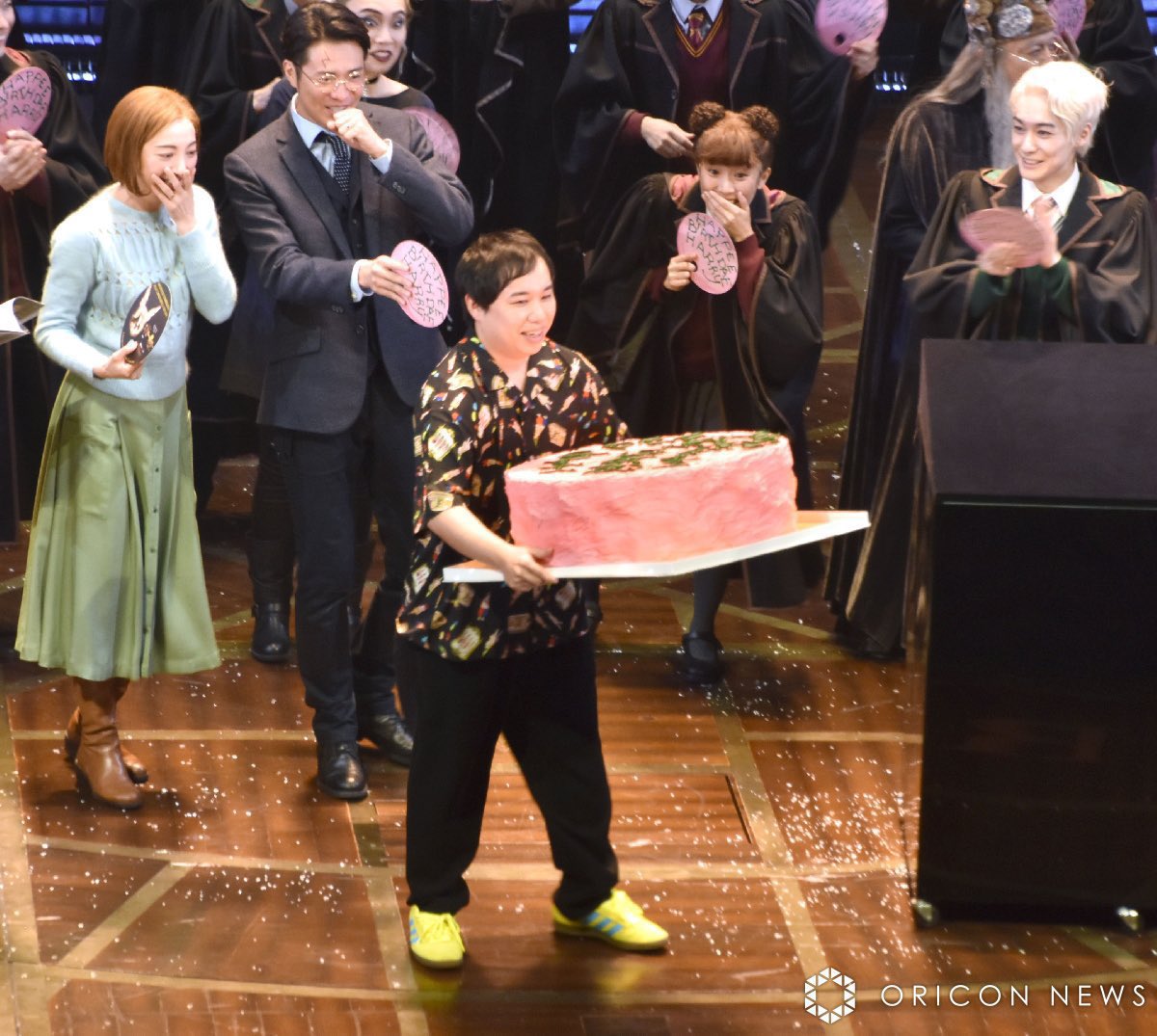 うんしょ…うんしょ…

｢おっ！セヤちゃん今日もお仕事かい！
精が出るねぇ〜！｣

近所のおじさん！こんにちはなのら！

｢ひと休みしてお茶でも飲もうよぉ〜
おじさん退屈なんだ〜｣

お気持ちはとっても嬉しいのら！
でも…でも…セヤちゃん…
今日は頑張らないといけない日なのら！！
