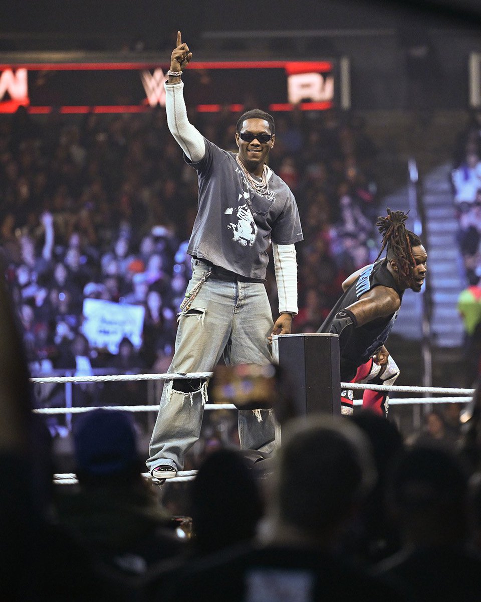 simonsaysdrip's tweet image. Offset pulled up to WWE RAW in Atlanta.
Ringside with Je'Von Evans — and eventually getting involved against Grayson Waller.
Music x WWE crossover continues.
#Offset #WWERaw #SSDNews