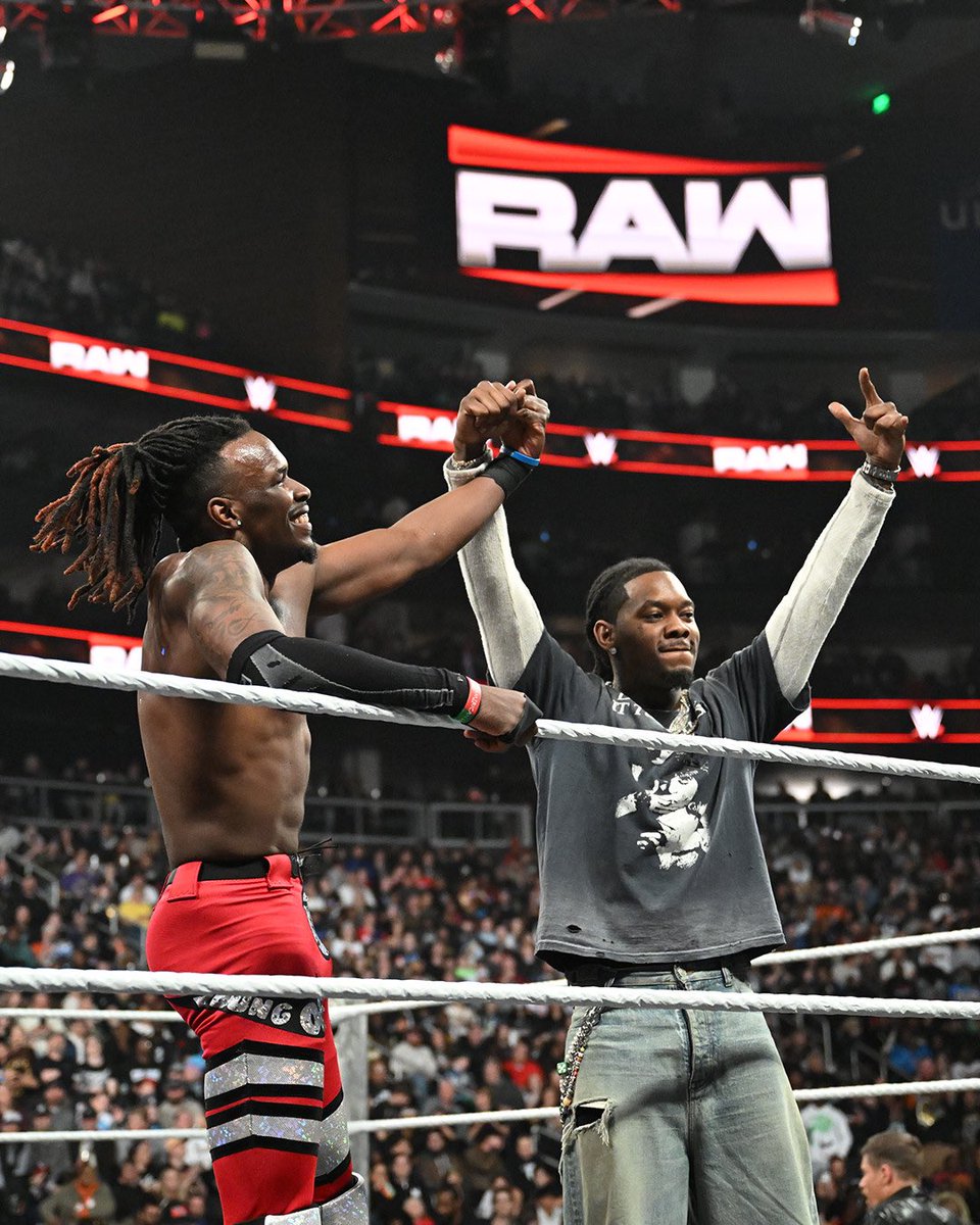 simonsaysdrip's tweet image. Offset pulled up to WWE RAW in Atlanta.
Ringside with Je'Von Evans — and eventually getting involved against Grayson Waller.
Music x WWE crossover continues.
#Offset #WWERaw #SSDNews