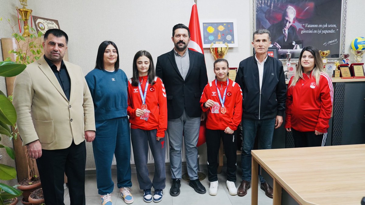 Güreş branşında ulusal düzeyde önemli başarılar elde eden sporcularımız, Spor Hizmetleri Müdürümüz ve Spor Şube Müdürlerimiz tarafından ödüllendirilmiştir.
Sporcularımızı ve kıymetli antrenörlerimizi elde ettikleri dereceler dolayısıyla tebrik ediyoruz.
