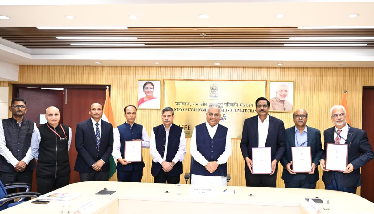 EnvironmentPib's tweet photo. Shri Bhupender Yadav presides over signing of MoUs for implementation of Standard Framework &amp; Road Asset Management System for Dust-free &amp; Sustainable Urban Roads in Delhi-NCR.

@byadavbjp 

📝
https://t.co/LH8mrPTeEa https://t.co/CZF4M0OvQe