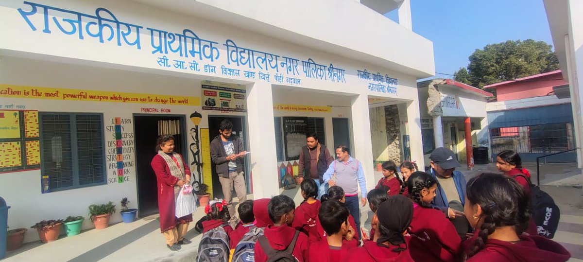 आज दिनांक 24.02.2026 को भा.खा.नि. मंडल कार्यालय, श्रीनगर (ग.) में स्वच्छता पखवाड़ा–2026 के अंतर्गत अधिकारियों एवं कर्मचारियों द्वारा स्कूल जागरूकता शिविर का आयोजन किया गया। इस अवसर पर बच्चों को साफ-सफाई,व्यक्तिगत स्वच्छता एवं स्वस्थ जीवनशैली के महत्व के बारे में जागरूक किया गया।