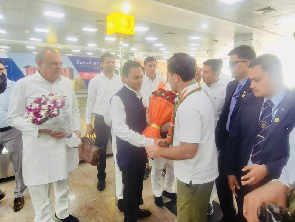 NakulKNath's tweet photo. देश के लोकप्रिय जननायक एवं लोकसभा में नेता प्रतिपक्ष माननीय श्री राहुल गांधी जी ���ा मध्यप्रदेश की पावन धरा, भोपाल में पुष्पगुच्छ भेंट कर हार्दिक स्वागत एवं अभिनंदन किया।

आपका आगमन प्रदेश की जनता, किसान भाइयों और युवाओं के लिए नई आशा, नई ऊर्जा और जनसेवा के संकल्प को और अधिक सशक्त करने वाला है। आपके नेतृत्व में न्याय, समानता और अधिकारों की आवाज़ और बुलंद हुई है तथा जनहित के संघर्ष को नई दिशा और दृढ़ता प्राप्त हुई है।

मध्यप्रदेश की इस पावन धरती पर आपका आत्मीय एवं अभिनंदनी��� स्वागत है।

@RahulGandhi