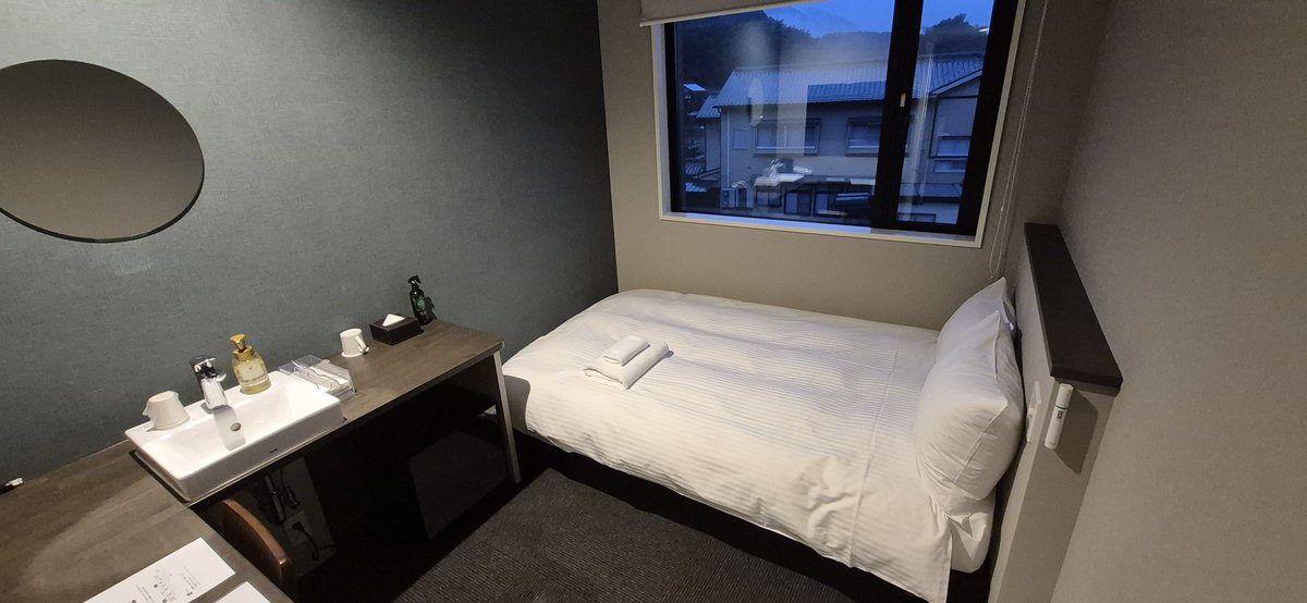 PS_SQBee's tweet photo. 今回泊まるのは新しいタイプのホテル
ユニットバスじゃないの
そして洗面所が部屋にある…
最近増えてるらしいよこのタイプ

安くて綺麗　んー最高やね https://t.co/IfIjEsKDZf