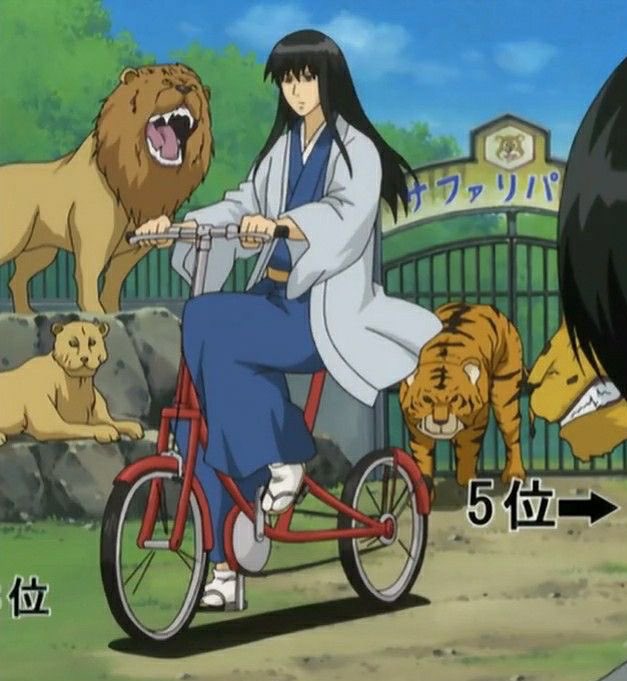 อธิบายความเป็นคาซึระได้ในภาพเดียว: เดินว่อนกลางที่โล่งแจ้ง ทำงานพาร์ทไทม์ วัน ๆ ก็แวะไปบ้านกินโทกิ เหมือนลืมไปแล้วว่าตัวเองโดนประกาศจับ ตัดฝ่ากลางดงชินเซ็นกุมิไม่รู้ร้อนรู้หนาว 

ก็เหมือนในภาพนี้ คนปกติที่ไหนขี่จักรยานฝ่าดงเสือบ้าง