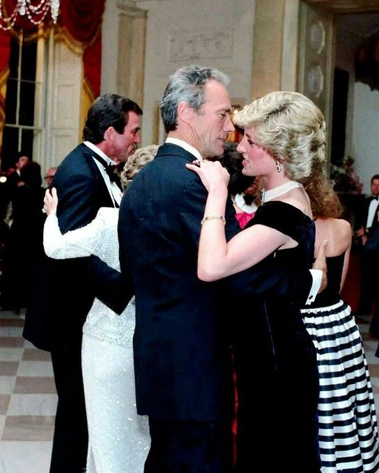 La Princesa Diana bailando con Clint Eastwood (Casa Blanca, 9 de noviembre de 1985)

Uno de los momentos más inesperados y memorables de la cultura pop de los 80 

Durante un banquete de estado ofrecido por el presidente Reagan en Washington, Diana, Princesa de Gales, sorprendió