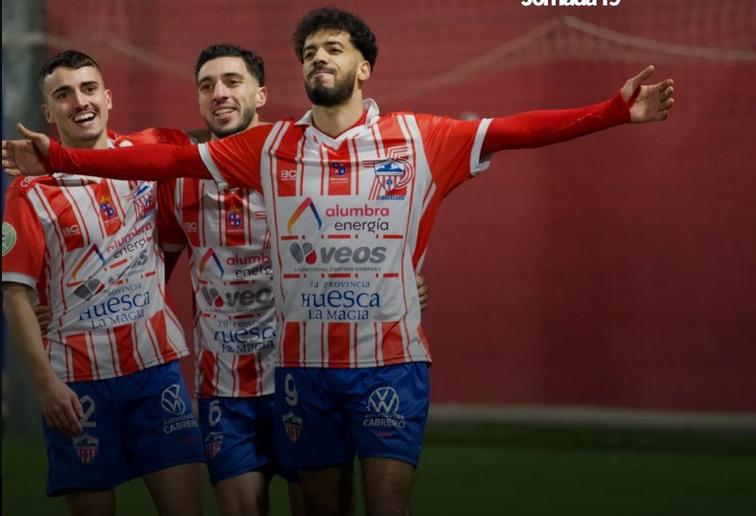 GradaBpro's tweet photo. Es el máximo goleador de las 5 principales categorías.

Youssef Ouakkati, el 9 del @AtcoMonzon, suma 24 goles superando así a Kylian Mbappé que es 2º con 23 dianas.

1.14 goles por partido promedia el killer del conjunto aragonés. https://t.co/glKhIA9FHr