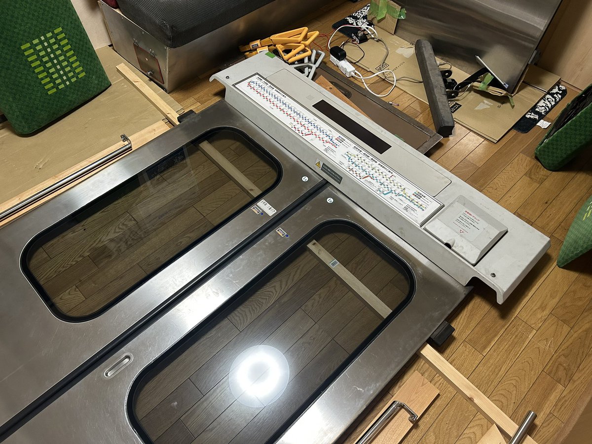 Chibaina0420's tweet photo. 週刊「電車を作ろう」

今週号はE217系の部品、「広告枠・ドア上LED案内表示器付き鴨居」です。
#お家電車 https://t.co/yCZ5wb7fDP