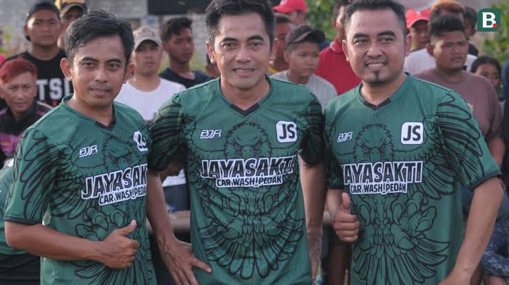 Jika berbicara transfer 100 perak, maka itu adalah nilai transfer Indriyanto Nugroho. Dari Arseto Solo ke Pelita Jaya.

Kejadian itu terjadi jelang musim 1996/1997. Arseto dan Pelita berebut memakai jebolan timnas Primavera itu.

Arseto beralasan dia yg punya hak atas Indriyanto,