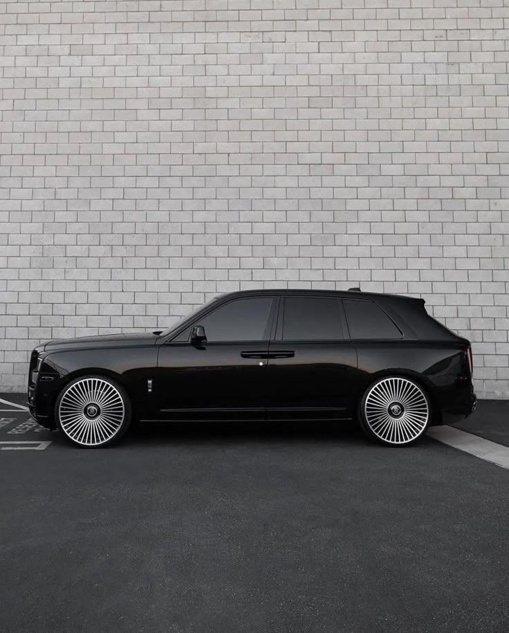 Elitecargasm's tweet photo. Rolls-Royce Cullinan 🕸️ https://t.co/Luz8Oywais