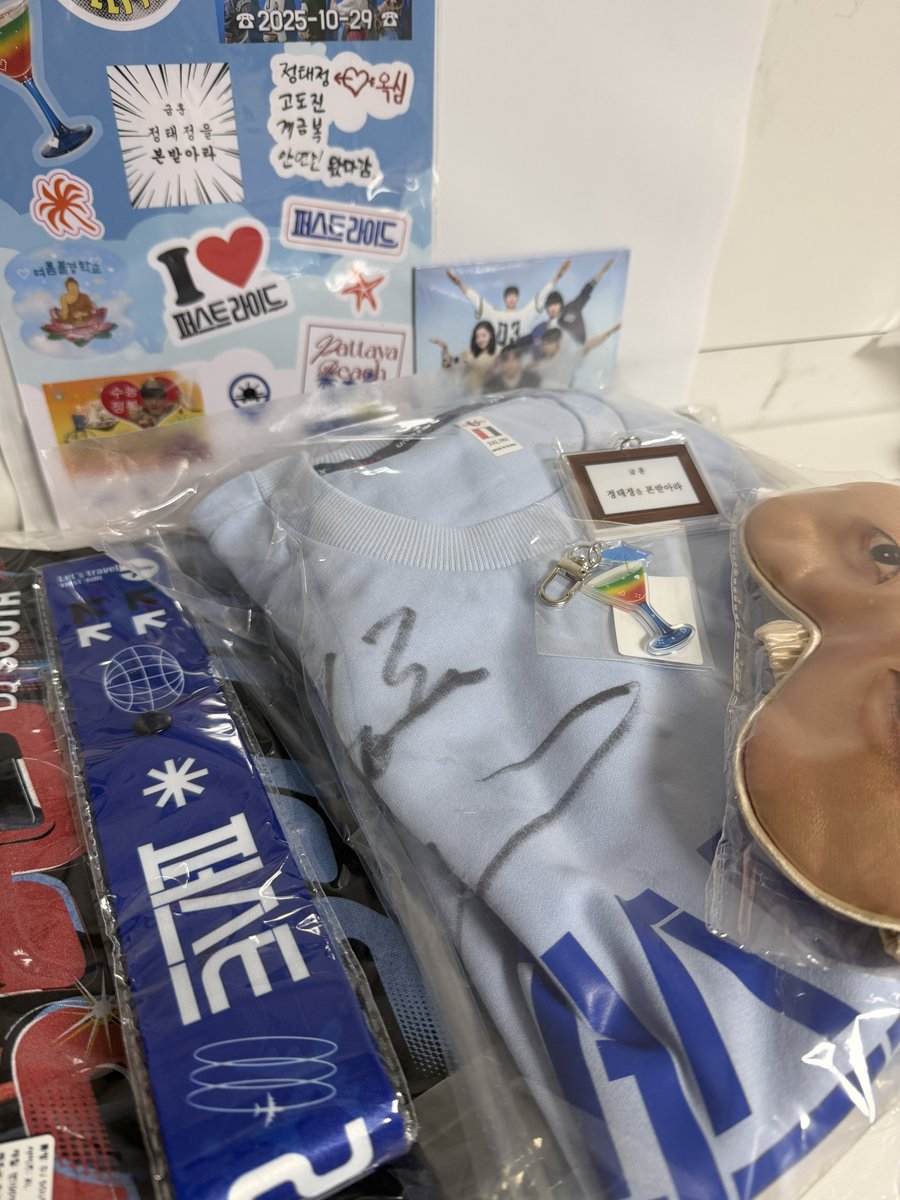 퍼스트라이드 펀딩 굿즈들 왔는데
잠만 이거 진짜사인 아니에요?